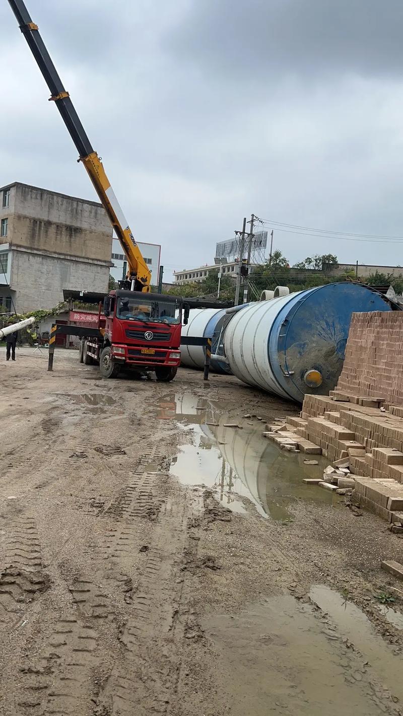 贵州鸿胜装卸服务,本公司出租8到16吨随车吊,8到2